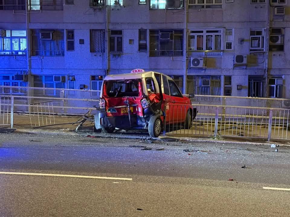 藍(lán)田的士遭客貨車推撞 掃毀鐵欄一人不適送院