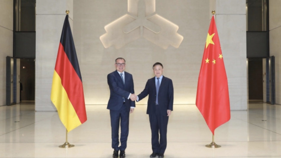 中國(guó)人民銀行行長(zhǎng)潘功勝會(huì)見(jiàn)德意志聯(lián)邦銀行行長(zhǎng)