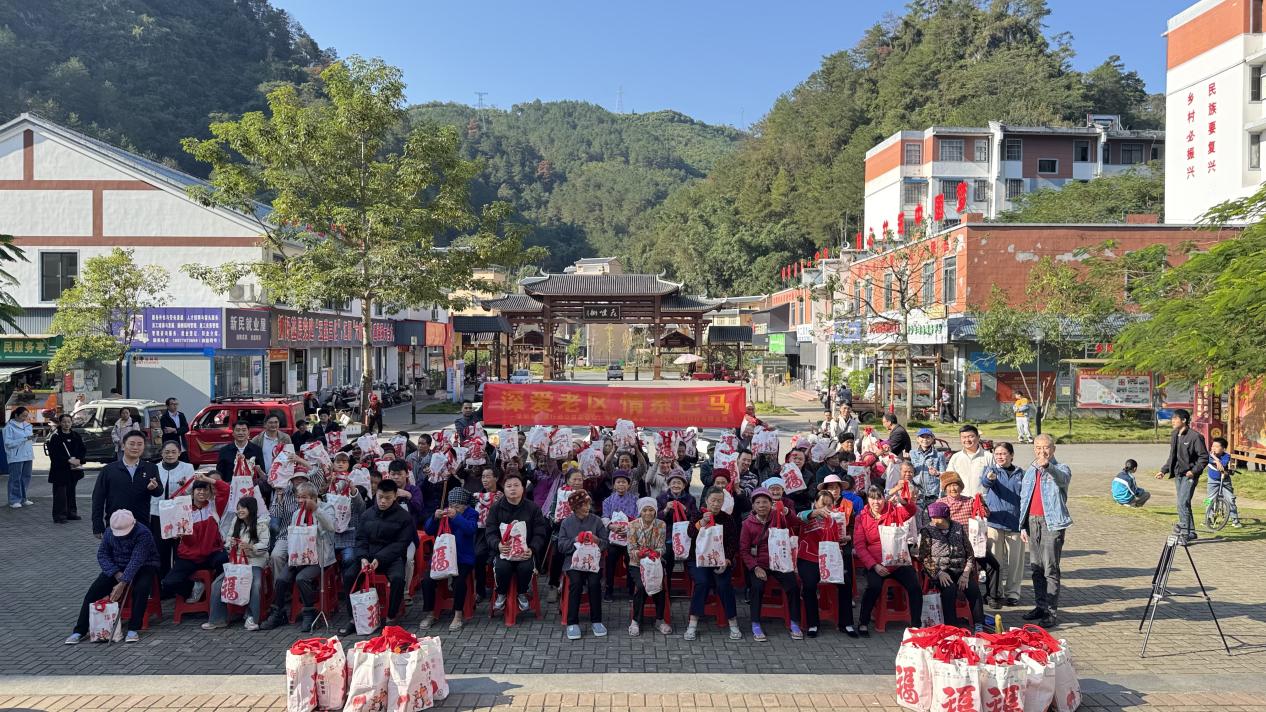 外婆關(guān)愛(ài)基金赴巴馬送上「福壽敬老包」