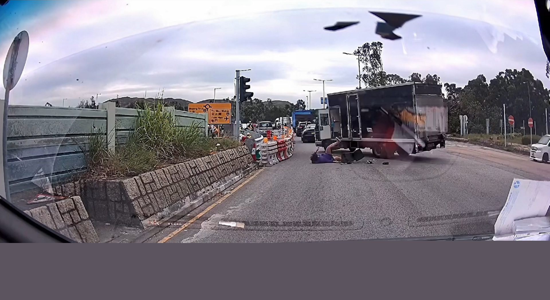 有片〡元朗貨車轉(zhuǎn)彎疑沒鎖好車門 後座男子跌出馬路幸無礙