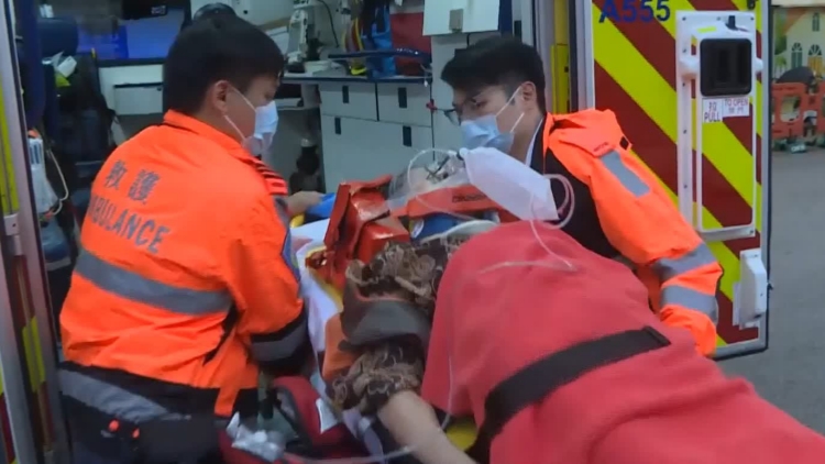 觀塘私家車倒後泊位撞傷過路婦