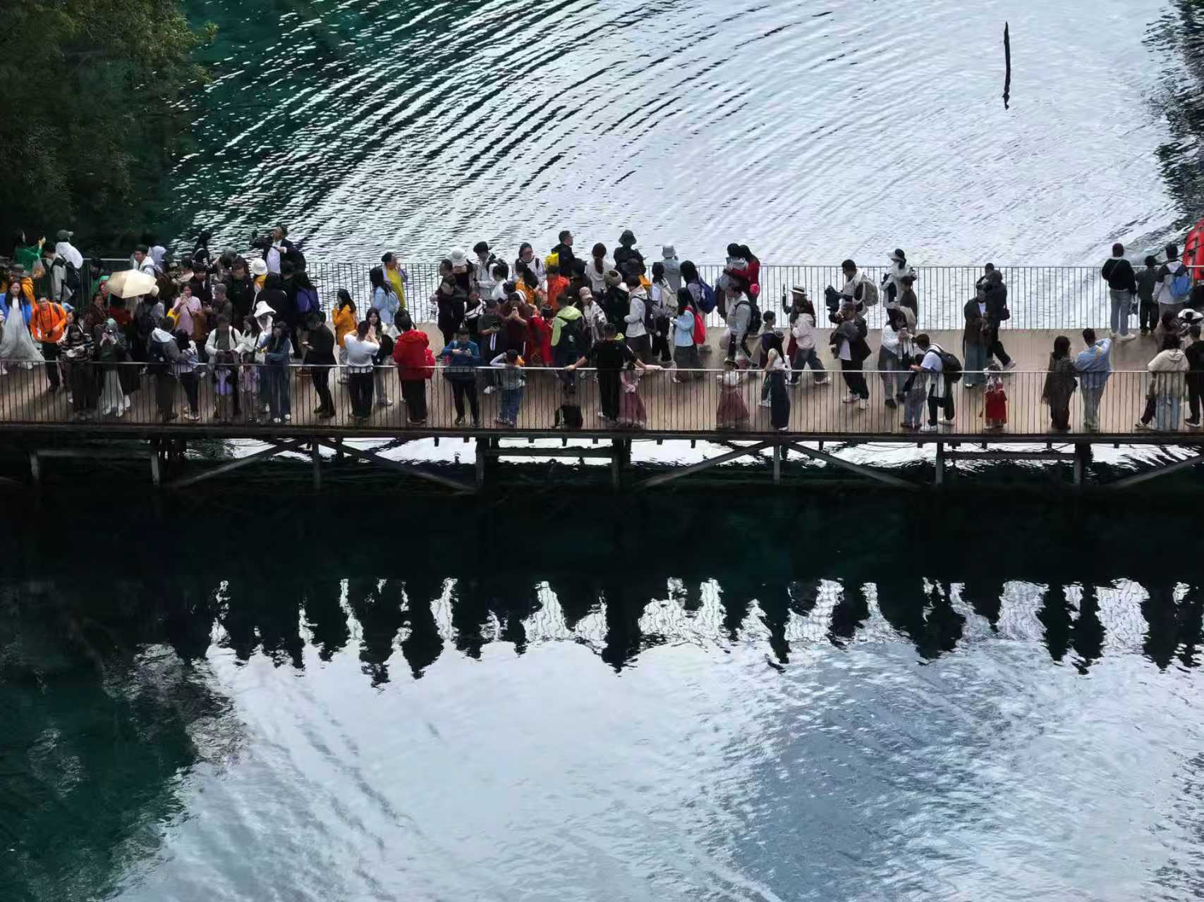 再次刷新年度遊客接待記錄 四川九寨溝景區(qū)迎來第700萬(wàn)名遊客