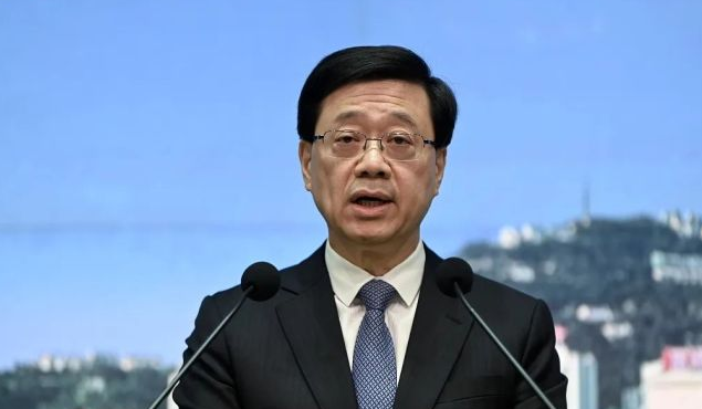 宏福苑大火｜李家超到火警現(xiàn)場(chǎng)視察 聽(tīng)取消防匯報(bào)救援情況