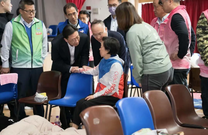 中聯(lián)辦主任周霽副主任農融探望慰問火災傷者和受影響居民