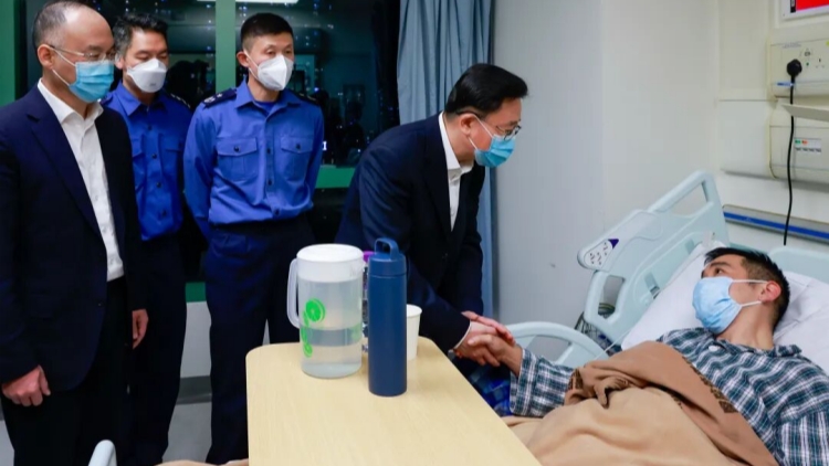 周霽 農融前往醫(yī)院探望慰問參與火災救援受傷的消防員