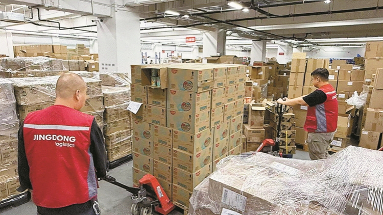 宏福苑大火｜社會(huì)展關(guān)懷 各界齊援助 多方捐善款1天即超5億