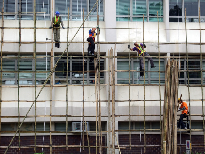 宏福苑大火 | 發(fā)展局：指政府意圖將大火矛頭指向竹棚架 是對(duì)政府立場的錯(cuò)誤解讀