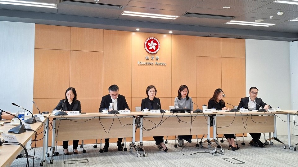 宏福苑大火｜蔡若蓮與學(xué)界開會(huì)商支援學(xué)校師生應(yīng)對(duì)事故