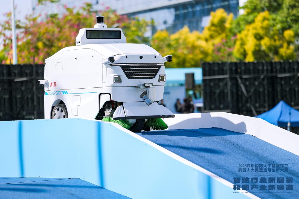 「空地一體」美化龍崗！深圳這場(chǎng)機(jī)器人大賽解鎖環(huán)衛(wèi)新未來