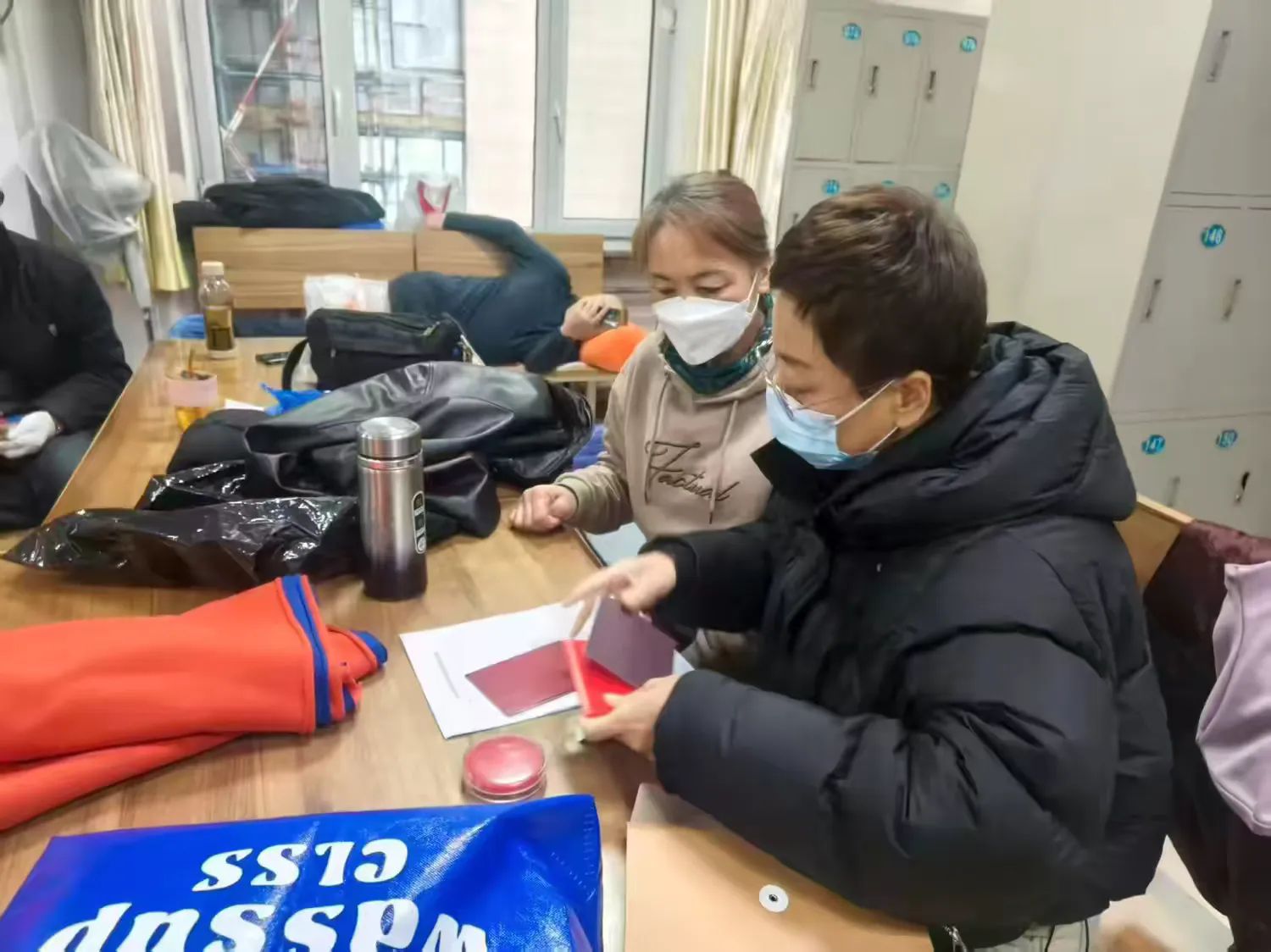 哈市香坊區(qū)建築街道綠海社區(qū)：「流動窗口」送服務(wù) 為民初心暖人心