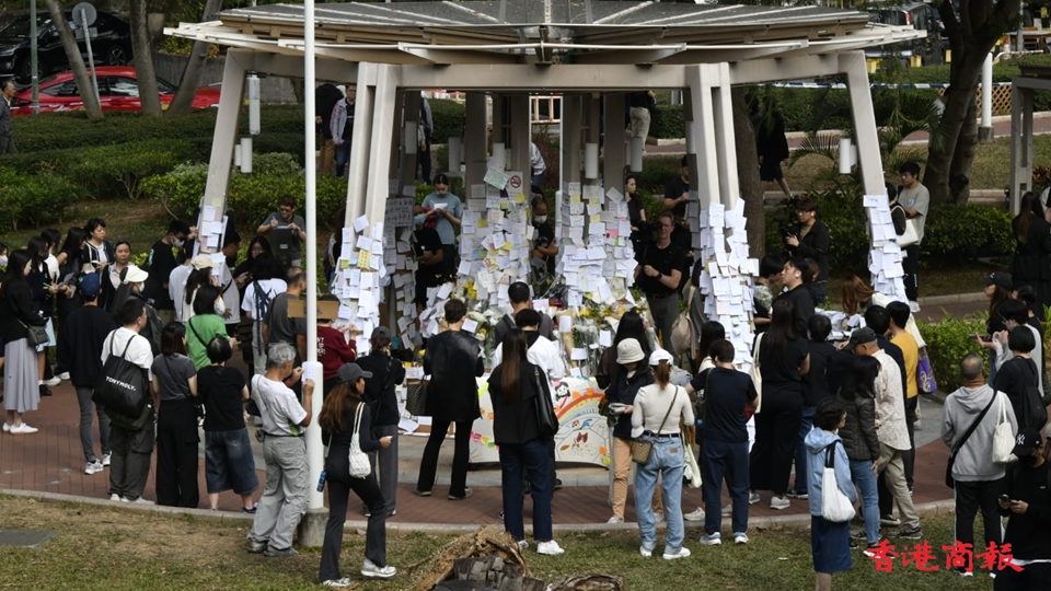 宏富苑大火｜【多圖】工作日不減熱心 市民到大埔向受災(zāi)居民及遇難者表達(dá)心意