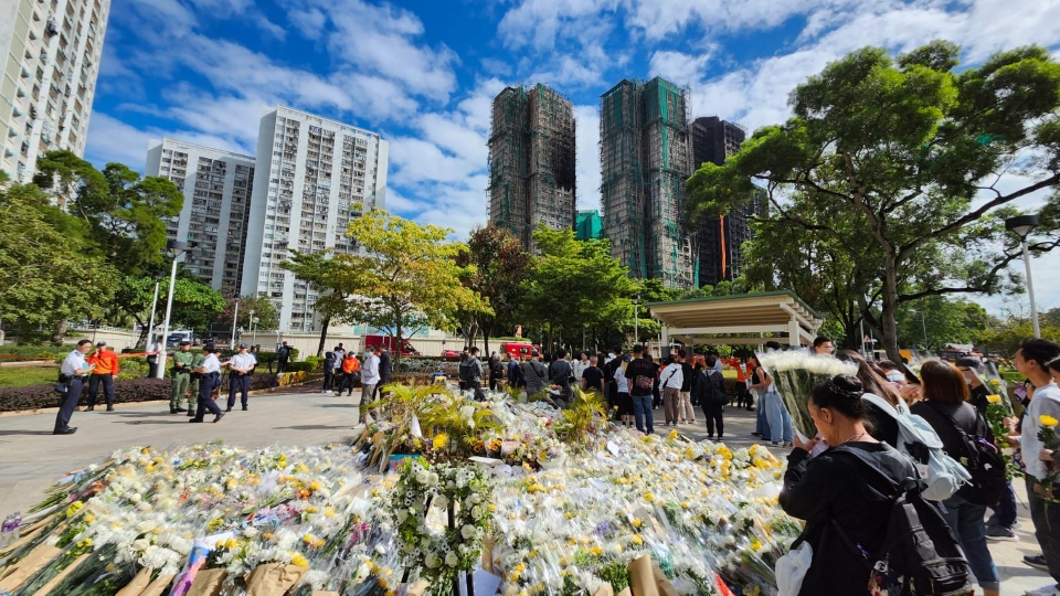 宏福苑大火 | 今日為宏福苑火災(zāi)罹難者頭七 逾百市民到場獻(xiàn)花悼念