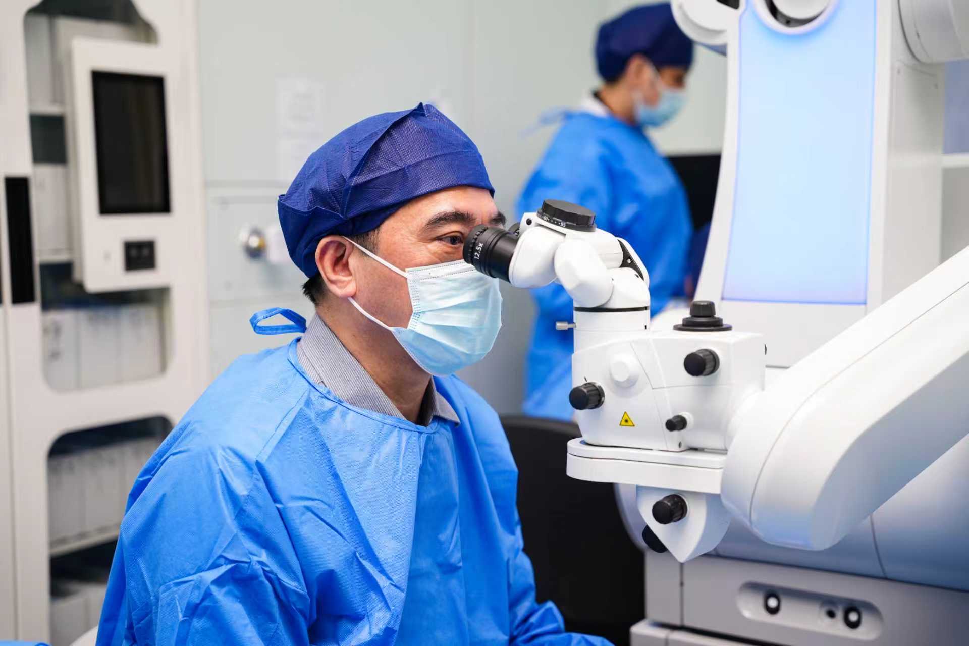 深圳市眼科醫(yī)院首臺(tái)機(jī)器人全飛秒開機(jī)啟用