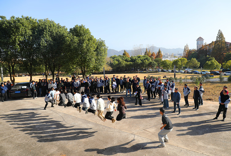 團結(jié)·協(xié)作·奮進 皖歙縣經(jīng)開區(qū)舉辦「聚·光」趣味運動會