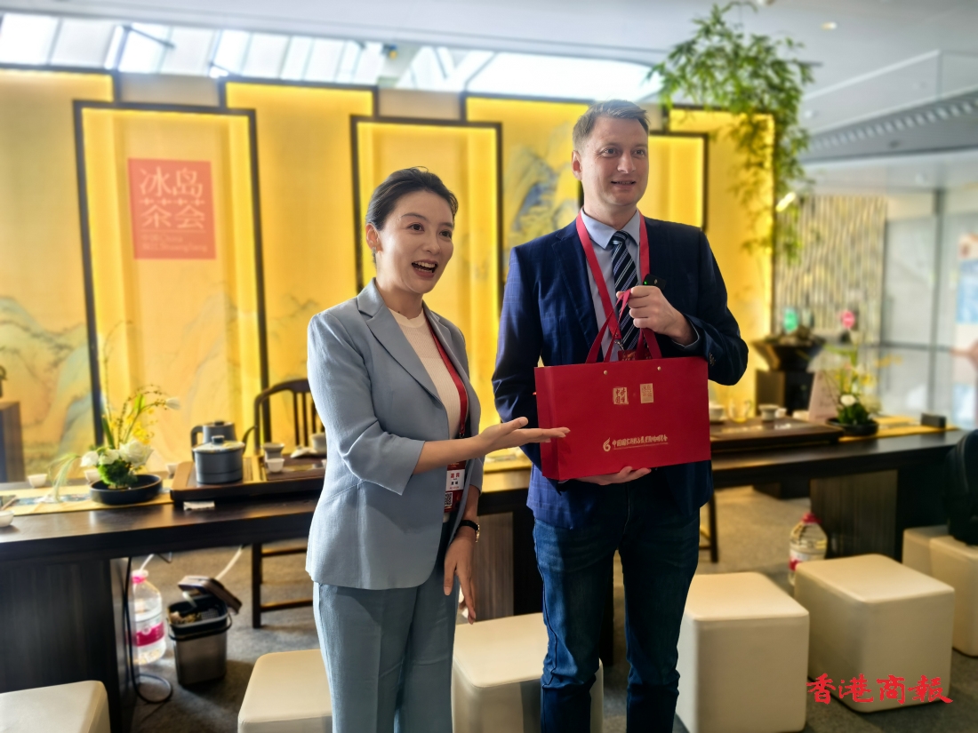 【讀懂中國(guó)】俄羅斯網(wǎng)紅德米日·多羅寧品「冰島」中國(guó)雙江冰島茶薈周琦：讓雲(yún)南普洱茶更標(biāo)準(zhǔn)姿態(tài)走向全球市場(chǎng)