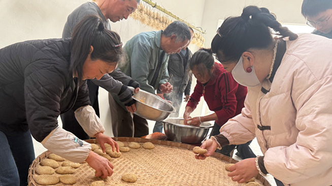 皖黟縣漁亭鎮(zhèn)：石臼糍粑軟糯香 古黟民俗韻味長