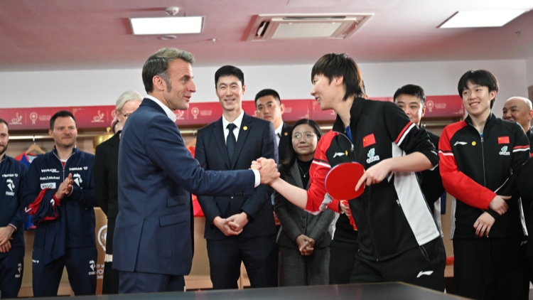 馬克龍揮拍成都 「小球」?fàn)縿?dòng)「大球」