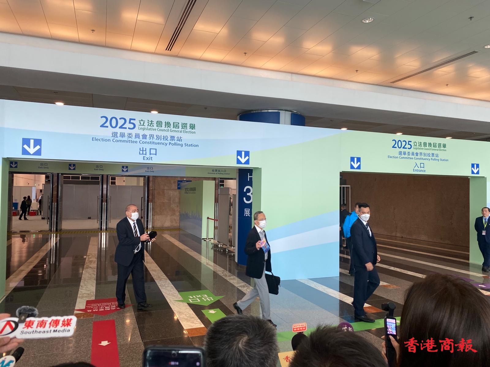 立法會(huì)選舉〡李澤鉅前來投票 並祝願(yuàn)選舉成功