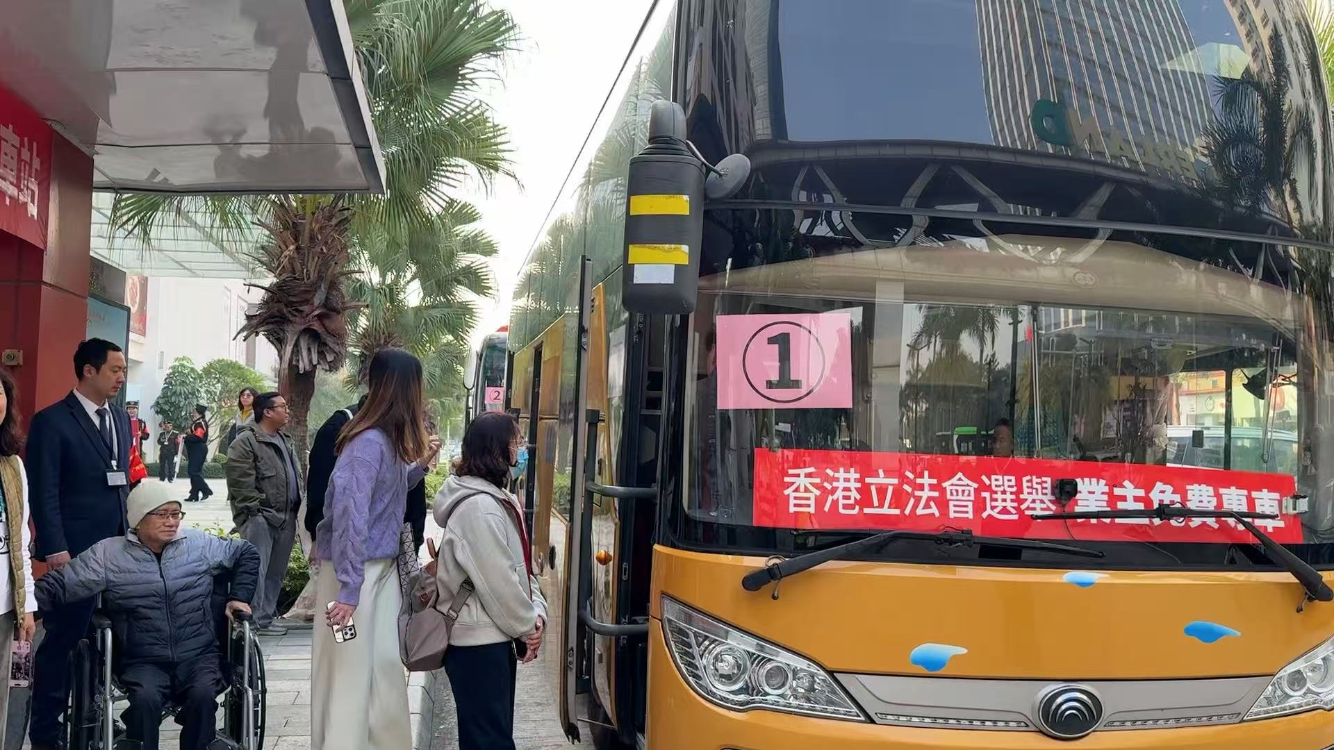 祈福集團(tuán)3輛大巴滿載內(nèi)地港人返港投票