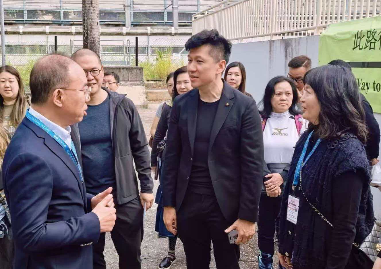 曾國衞看望臨近邊境投票站投票的在滬港人