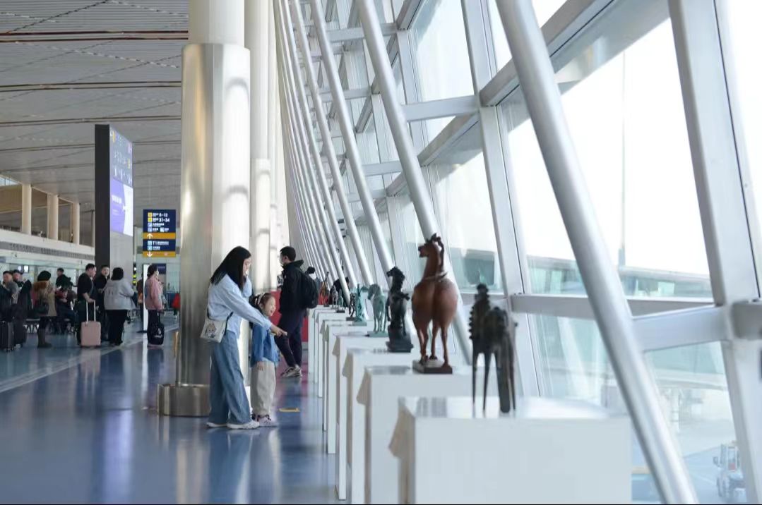 山西宇達(dá)「馬到成功」青銅雕塑藝術(shù)全國巡展在運(yùn)城鹽湖國際機(jī)場首展