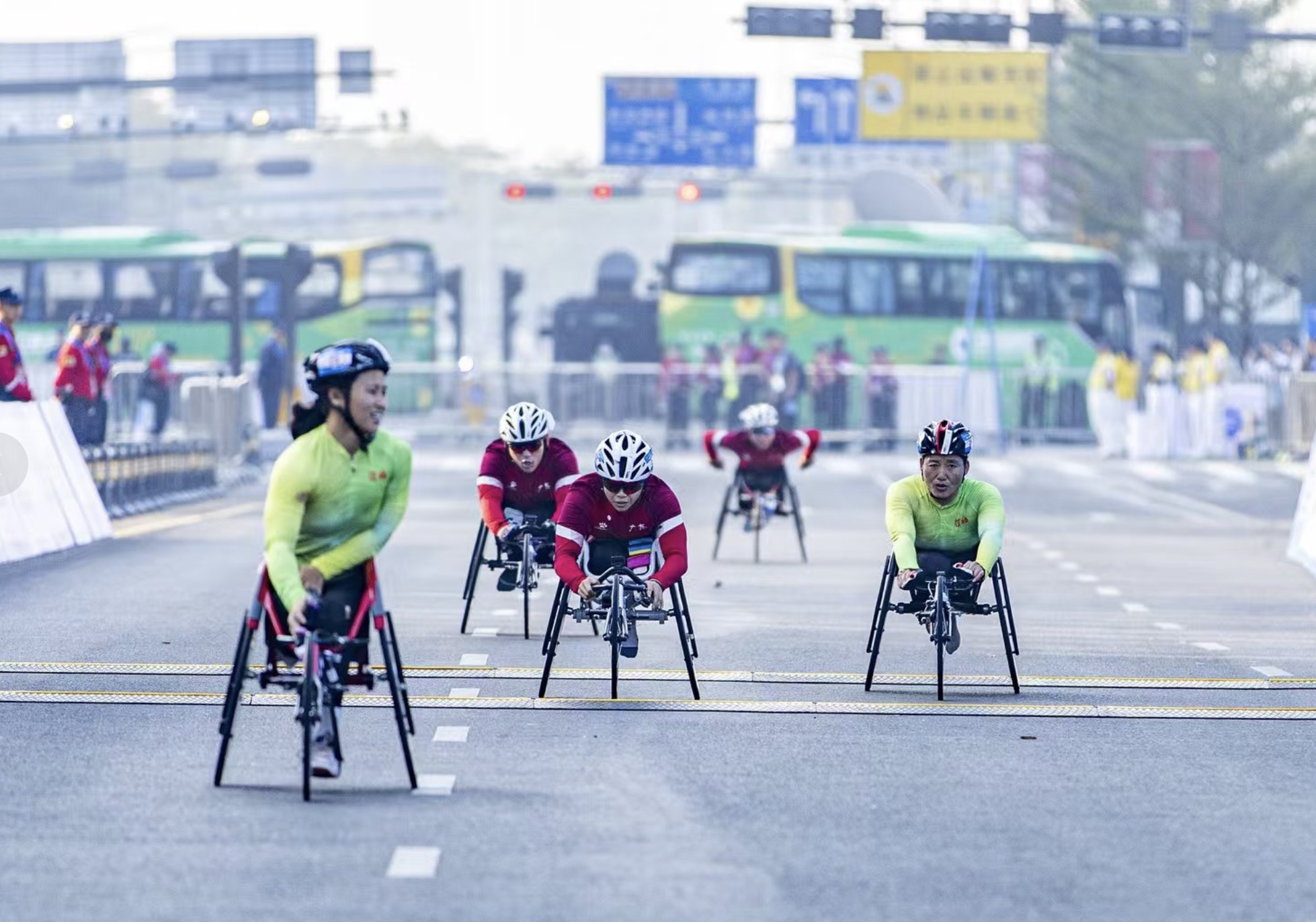 有片丨「雙馬」齊驅(qū)耀鵬城 山海賽道見證自強(qiáng)與融合