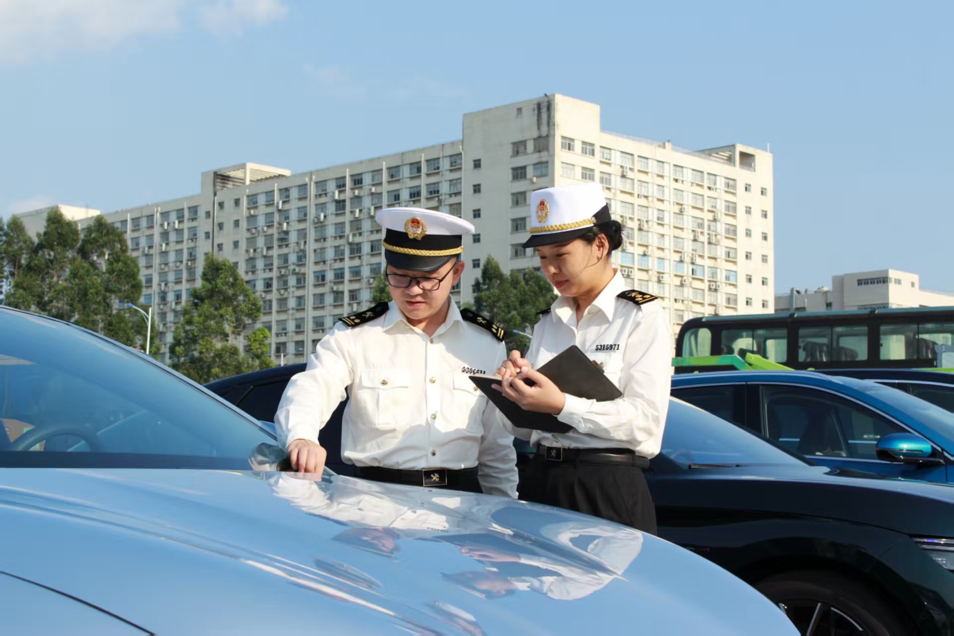 今年前11個(gè)月粵外貿(mào)規(guī)模創(chuàng)歷史同期新高 香港成為廣東第二大貿(mào)易夥伴 進(jìn)出口額達(dá)1.15萬億