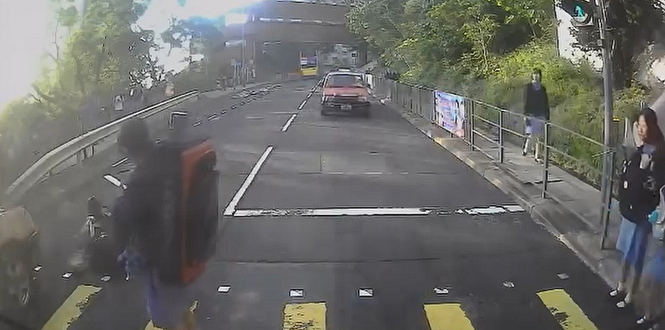 有片〡香港仔女學(xué)生過(guò)馬路捱撞 的士疑衝燈遭網(wǎng)民譴責(zé)