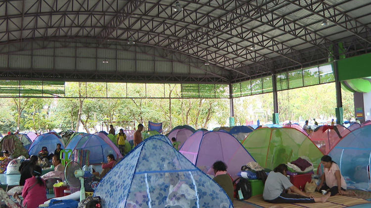 泰國邊境地區(qū)炮聲不斷 留守民眾躲入掩體