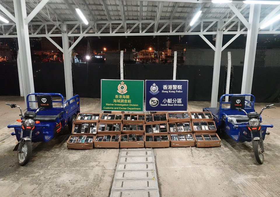 水警海關(guān)東涌反走私 檢45萬(wàn)元手機(jī)零件