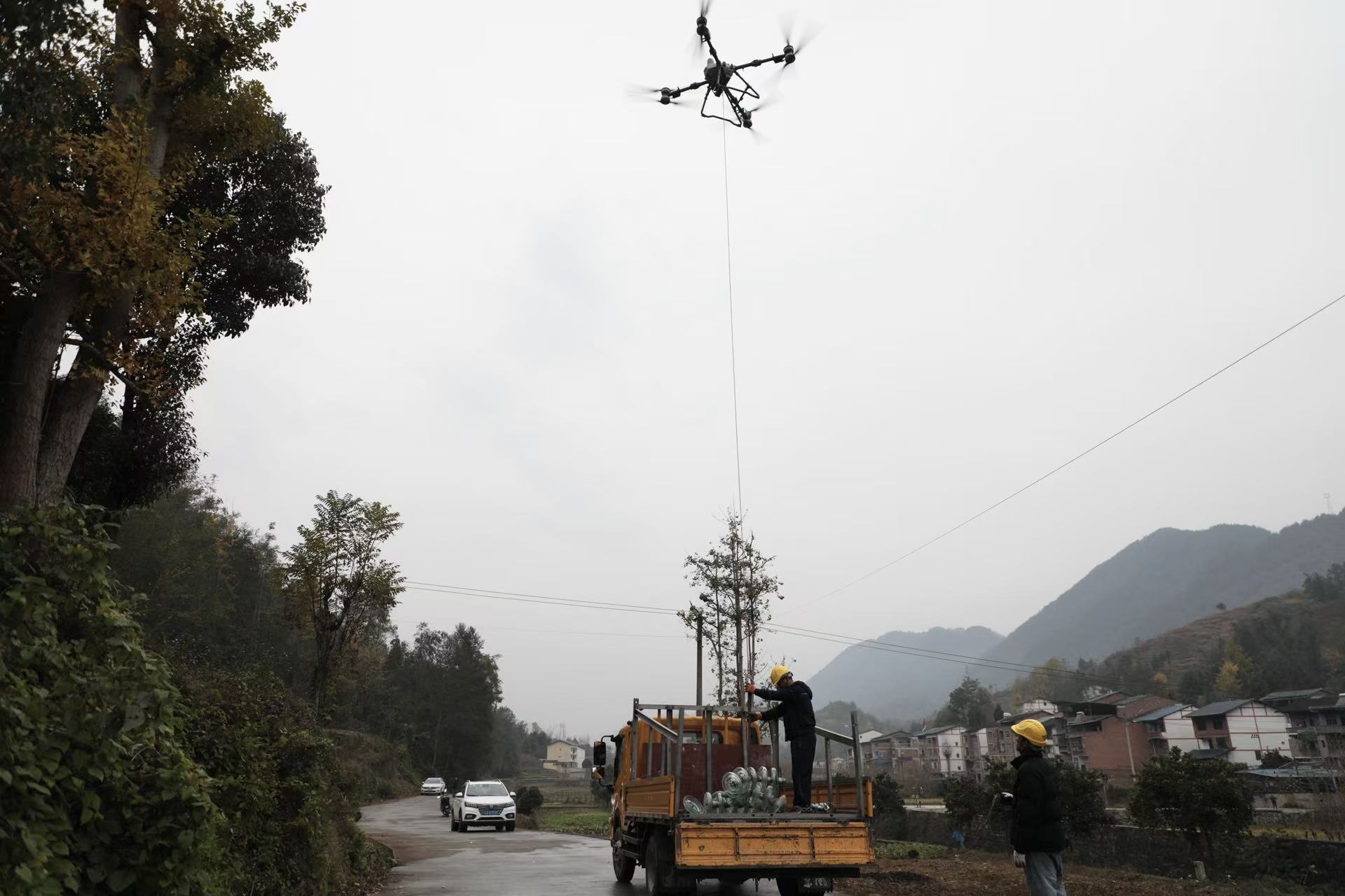 重慶石柱「騾馬+無人機(jī)」巧解山區(qū)電網(wǎng)運(yùn)輸難