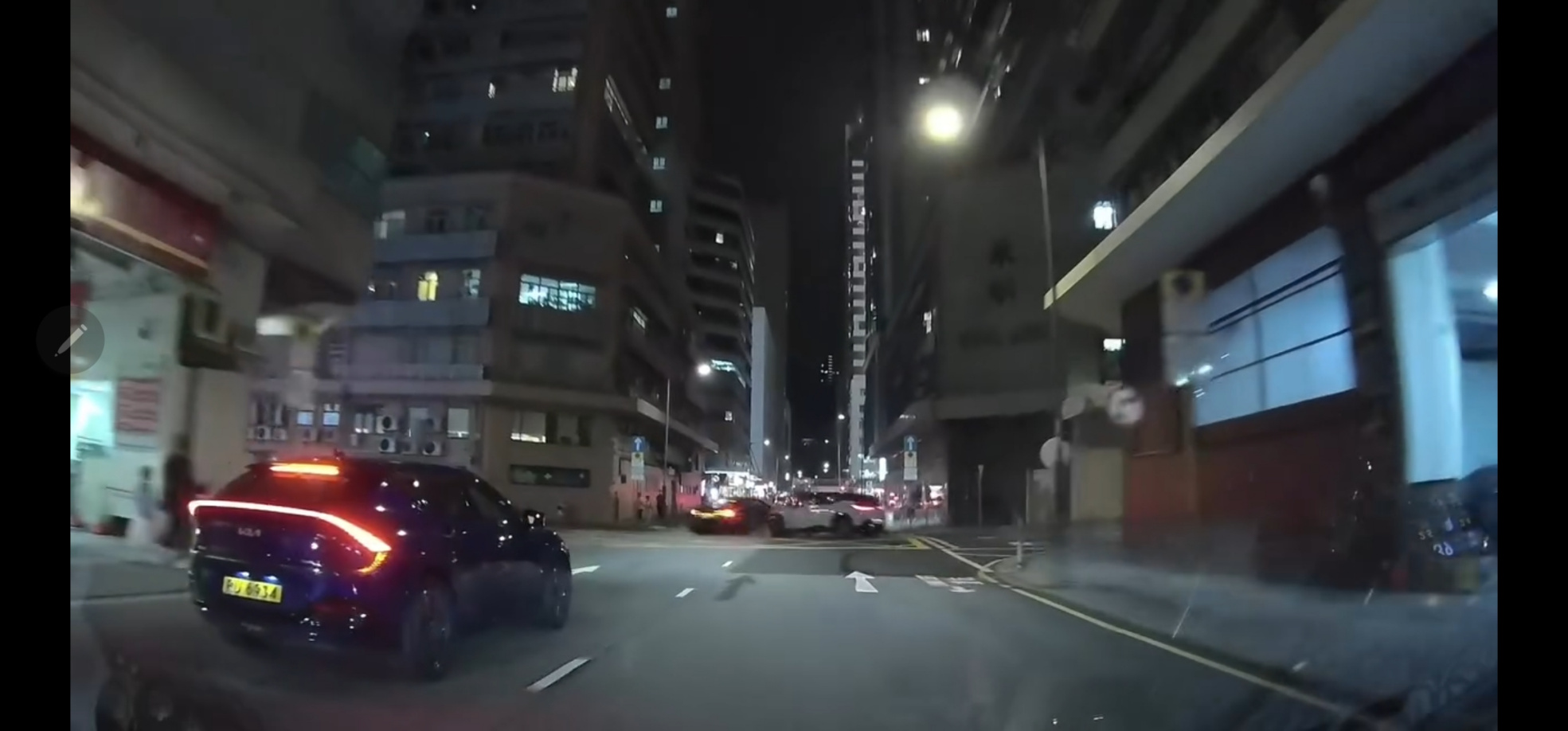 有片｜長沙灣大南西街私家車遭攔腰撞 打白鴿轉(zhuǎn)掃欄兩司機受傷