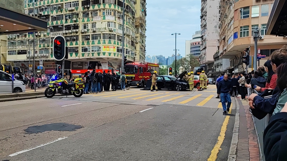 有片 | 的士及私家車佐敦相撞 的士司機一度被困