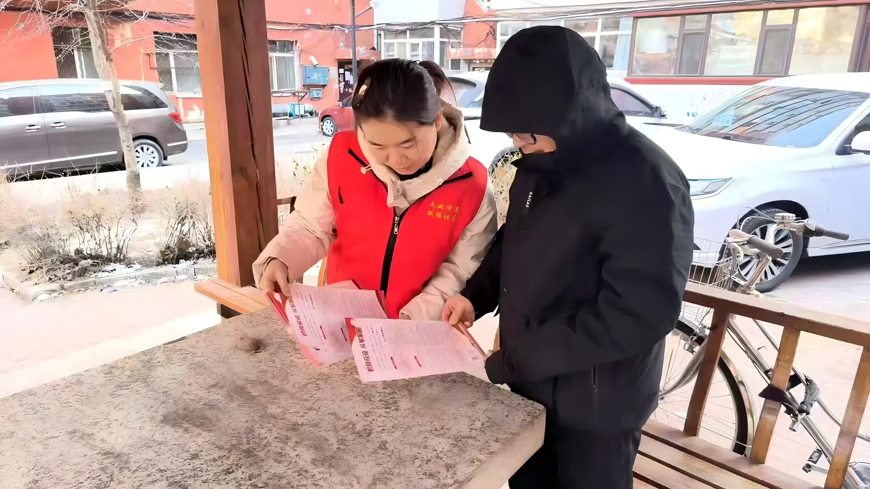 青春獻(xiàn)軍營 鐵血鑄軍魂 哈市香坊區(qū)鐵路社區(qū)開展徵兵宣傳活動(dòng)