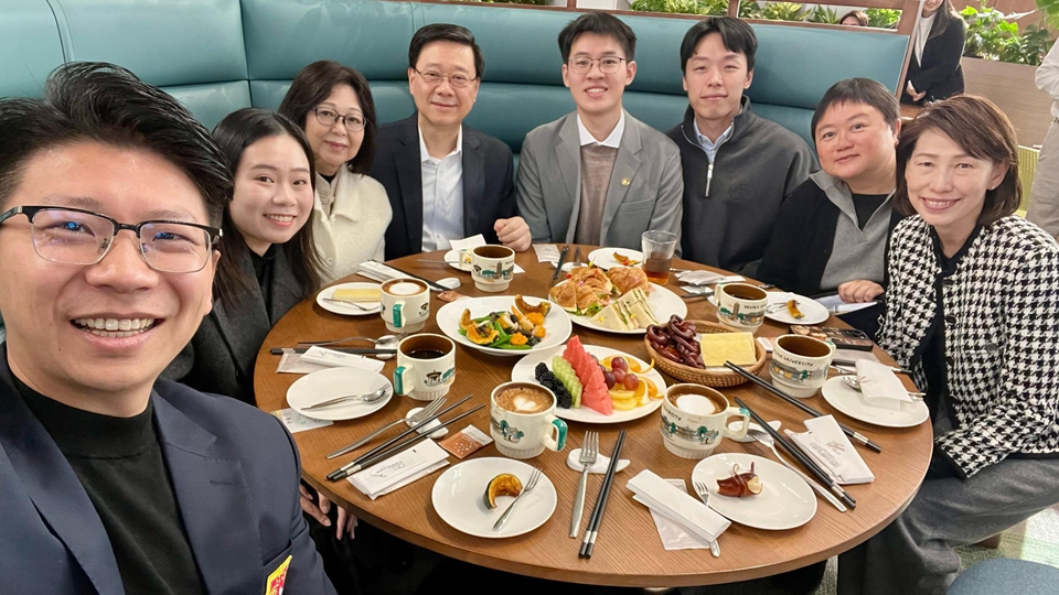 李家超與在京港青共晉早餐 鼓勵學(xué)習(xí)最先進技術(shù)推動兩地創(chuàng)科發(fā)展