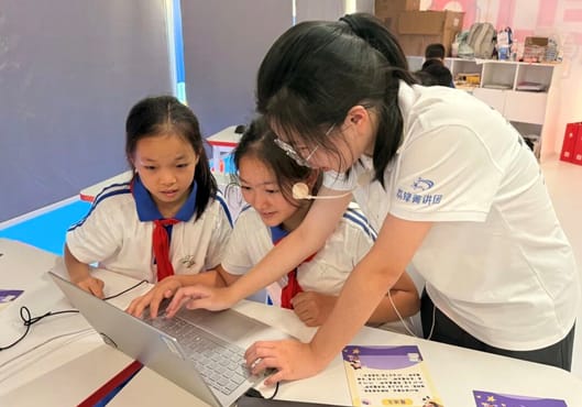 從「翻譯官」到「播種者」：這群年輕人，在產(chǎn)業(yè)一線開(kāi)講「大思政課」