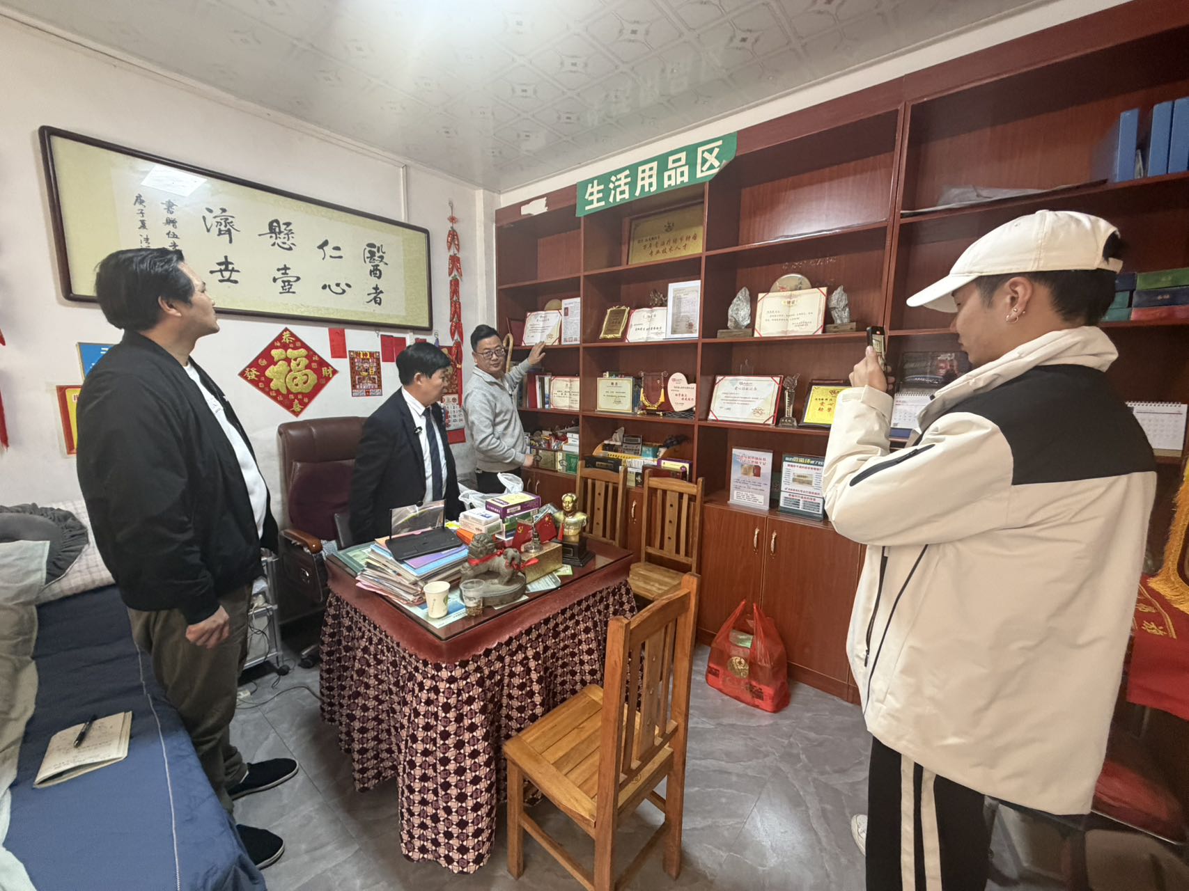 央視鏡頭裏的鄉(xiāng)村醫(yī)生「伍老」的中醫(yī)情懷