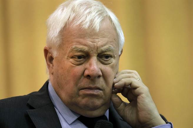 為了報讀英國名校，羅冠聰特意找來末代港督、英國牛津大學(xué)校監(jiān)彭定康作為其推薦人之一。