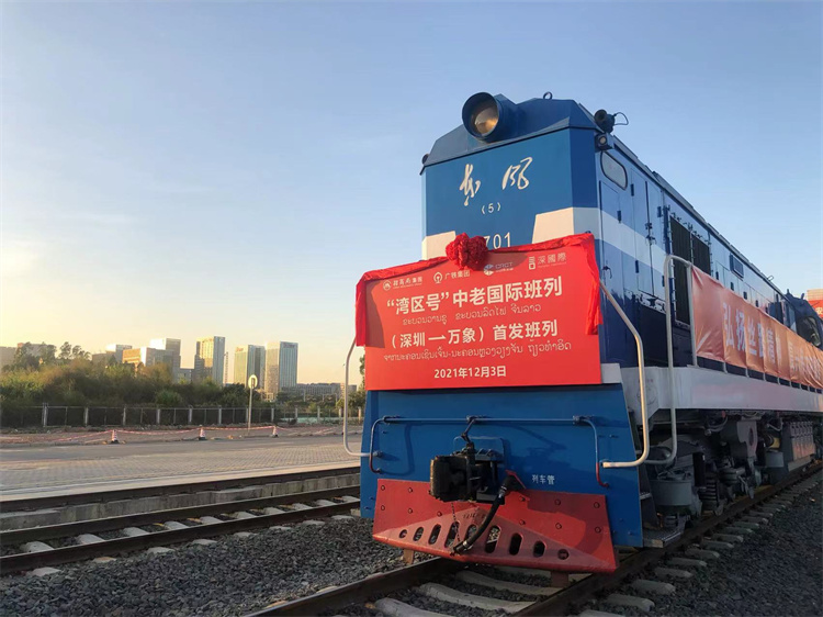 2、中老友好“一路牽”  深圳海關(guān)助力中老國(guó)際班列（深圳-老撾）啟航.jpg