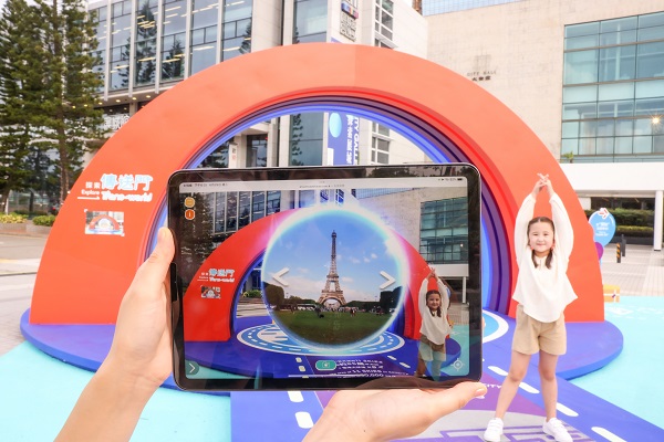 AR傳送門：掃二維碼，參觀者經(jīng)「傳送門」，瞬間置身巴黎(艾菲爾鐵塔) .jpg