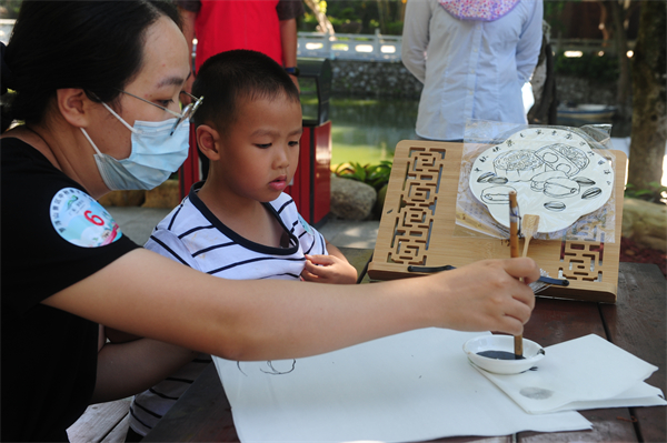 1、小朋友在父母陪伴下學習作畫.JPG