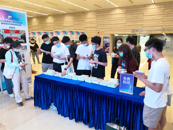 5 、巡展廣州站現(xiàn)場(chǎng)索取明信片的讀者絡(luò)繹不絕.jpg