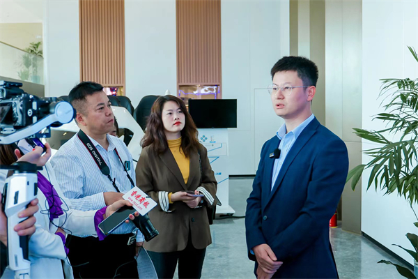 圖五 縣營商辦幹部施匯杰接受媒體采訪 - 復(fù)件.jpg