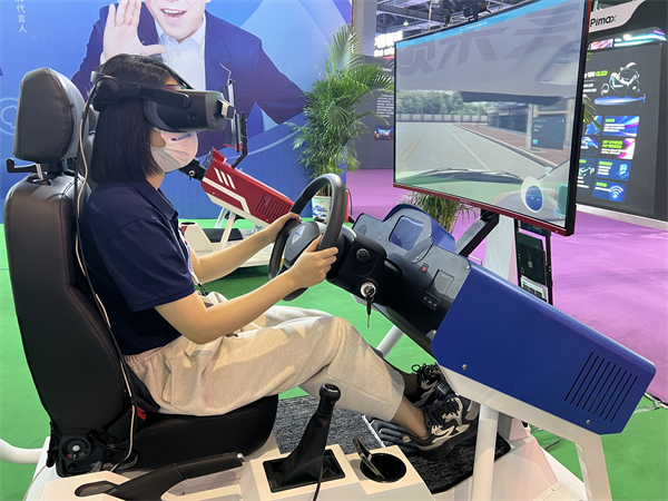 圖2：博覽會現(xiàn)場，精彩的VR產(chǎn)品吸引了大批觀眾前往體驗.jpg