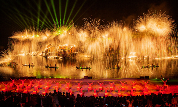 道林古鎮(zhèn)上演 “打鐵花” 民俗絕技_副本.jpg