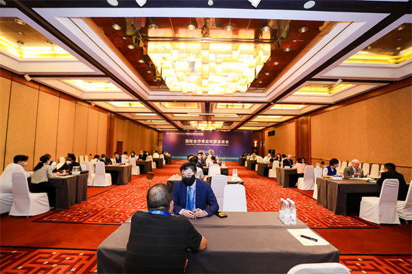 5、2022全球服務(wù)貿(mào)易大會暨首屆國際數(shù)字貿(mào)易峰會  國際項目洽談現(xiàn)場 - 復(fù)件(1).jpg