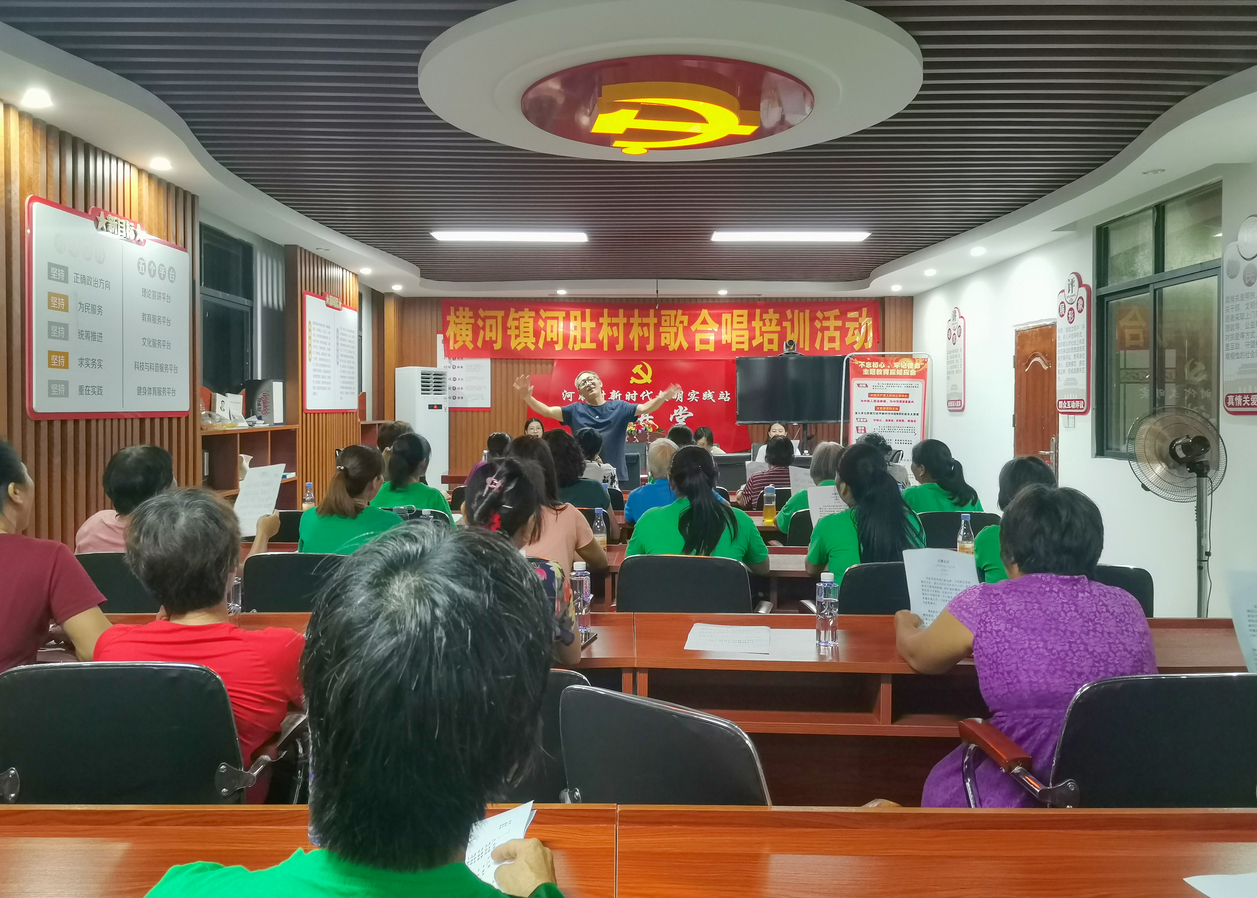 4、文藝志願(yuàn)者下鄉(xiāng)開(kāi)展村歌教唱活動(dòng).jpg