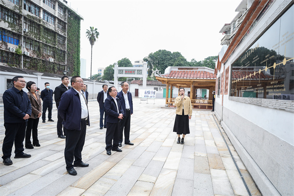 圖2：領(lǐng)導(dǎo)嘉賓現(xiàn)場參觀.jpg