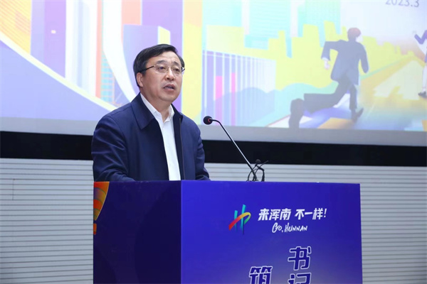 圖3  瀋陽(yáng)建築大學(xué)黨委副書(shū)記、校長(zhǎng)閻衛(wèi)東.jpg