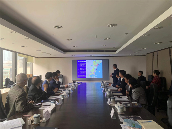 4 -招商工作組向香港珠寶製造業(yè)廠商會介紹三亞示範(fàn)區(qū)基本情況.jpg.jpg